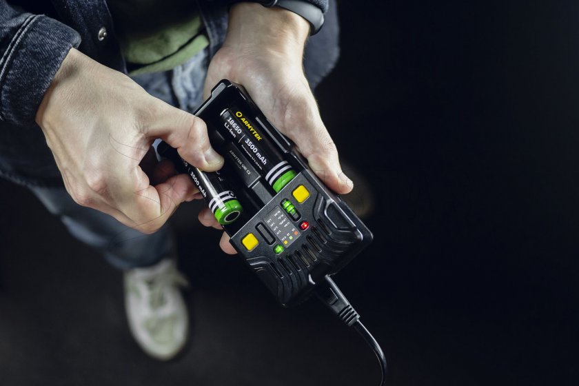 Ładowarka Armytek UNI C2 plug type C 15